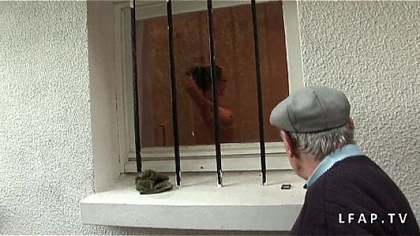 Jeune et jolie petite brunette se tape un vieux pervers