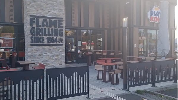 Un fan voyeur a décidé de m’accompagner au BK, je commence par me doigter la …